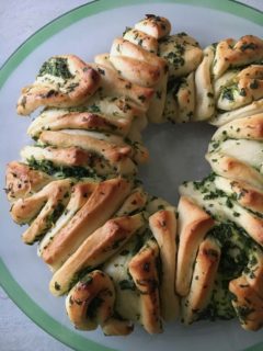 Parsley Garlic Wreath Bread - A fun loaf
